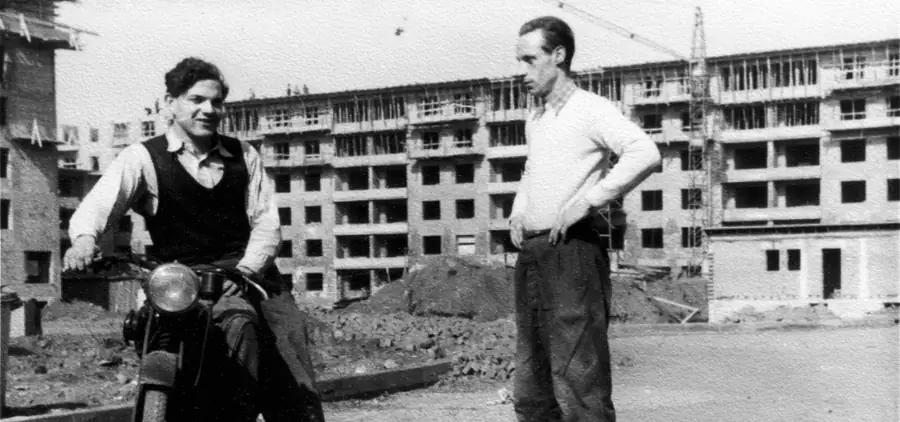 Historische Aufnahme: zwei Handwerker vor einem Rohbau in Köln