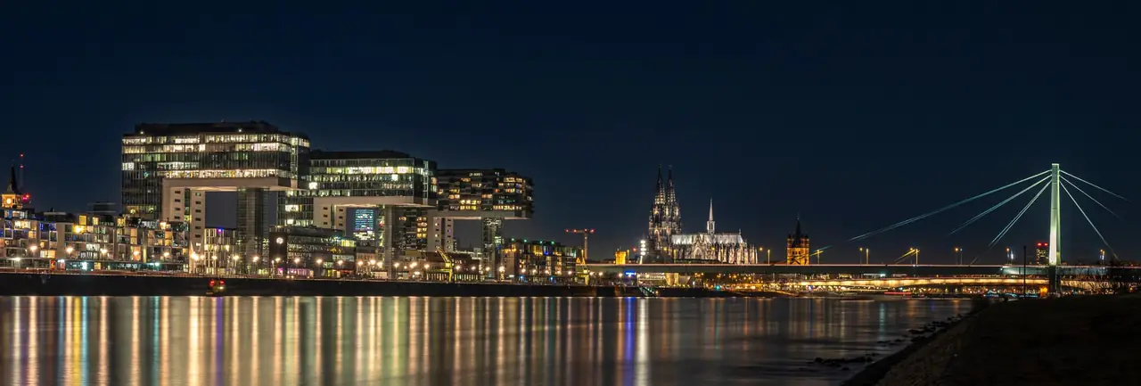 Kölner Rheinufer bei Nacht mit Kranhäusern, Dom und Severinsbrücke