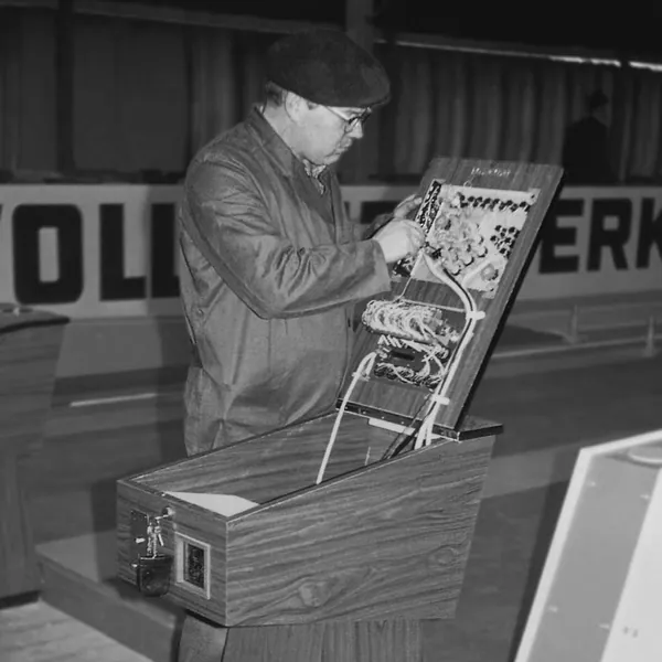 Historische Aufnahme: Arbeit an der Verkabelung eines Kegelbahn-Schaltkastens