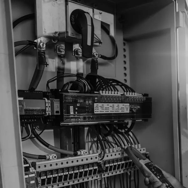 Geöffneter Baustromverteiler mit Sicherungen und Anschlüssen