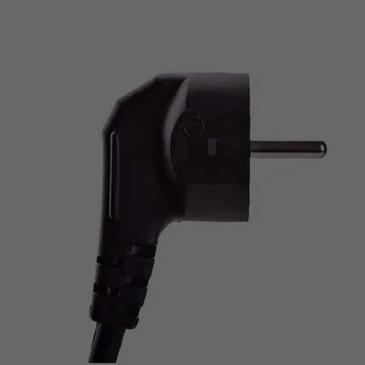 Netzstecker eines ortsveränderlichen Geräts vor der Prüfung