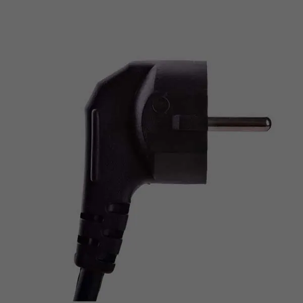 Netzstecker eines ortsveränderlichen Geräts vor der Prüfung